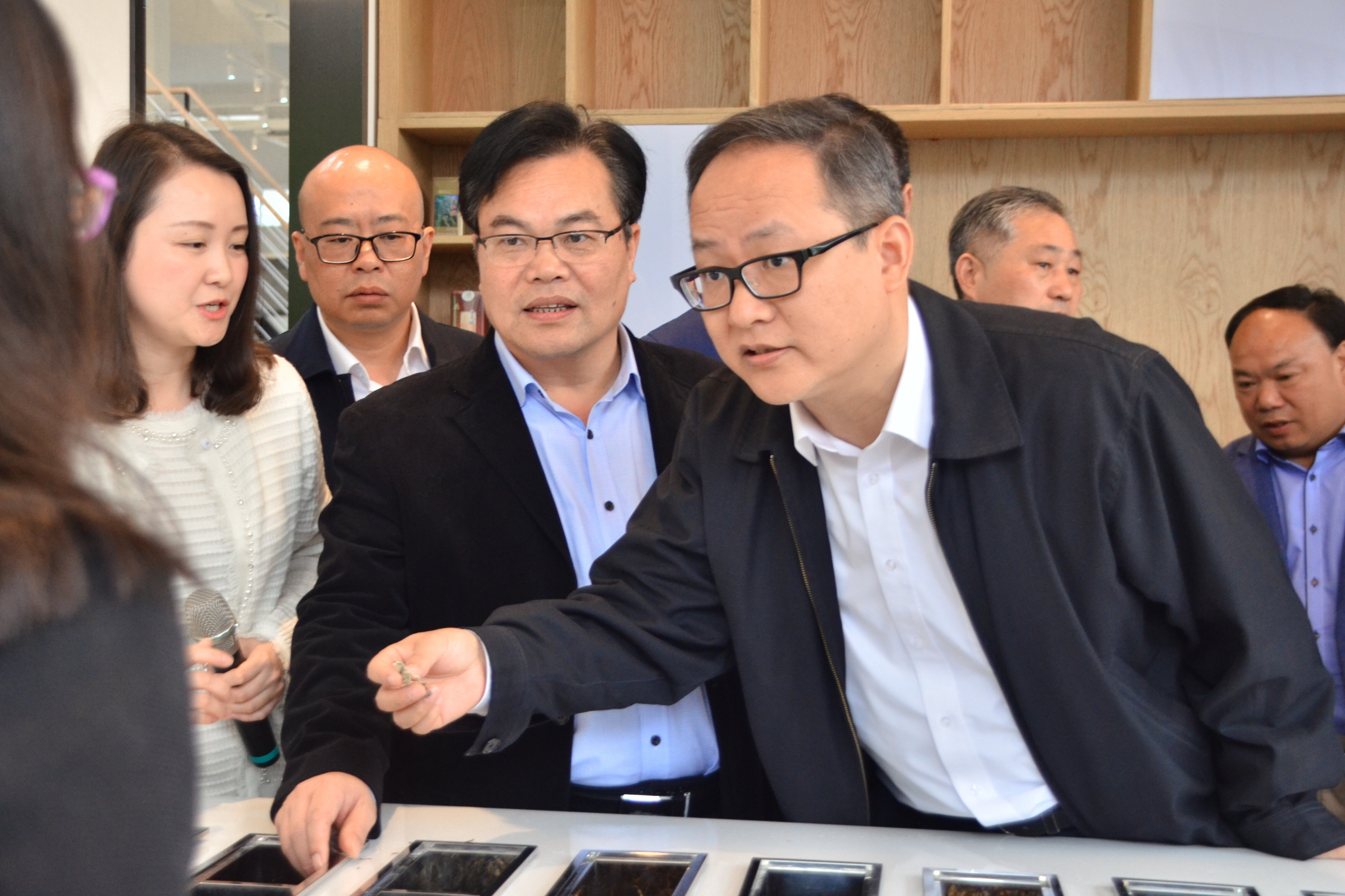 杭州市政府副秘書(shū)長(cháng)張文戈一行考察浙茶集團特種茶中心