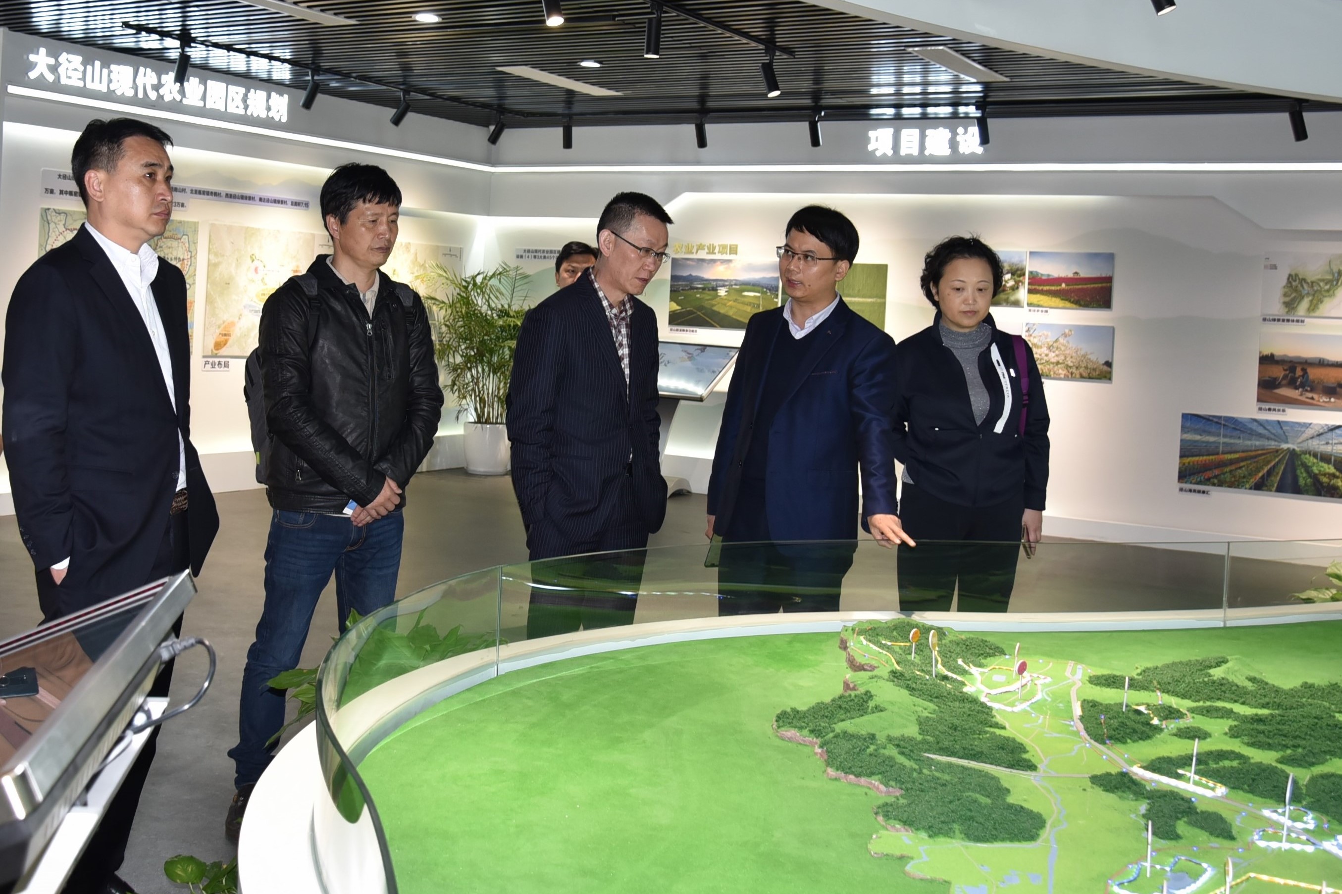 貴州省投資促進(jìn)局余顯強一行蒞臨浙茶集團特種茶中心考察