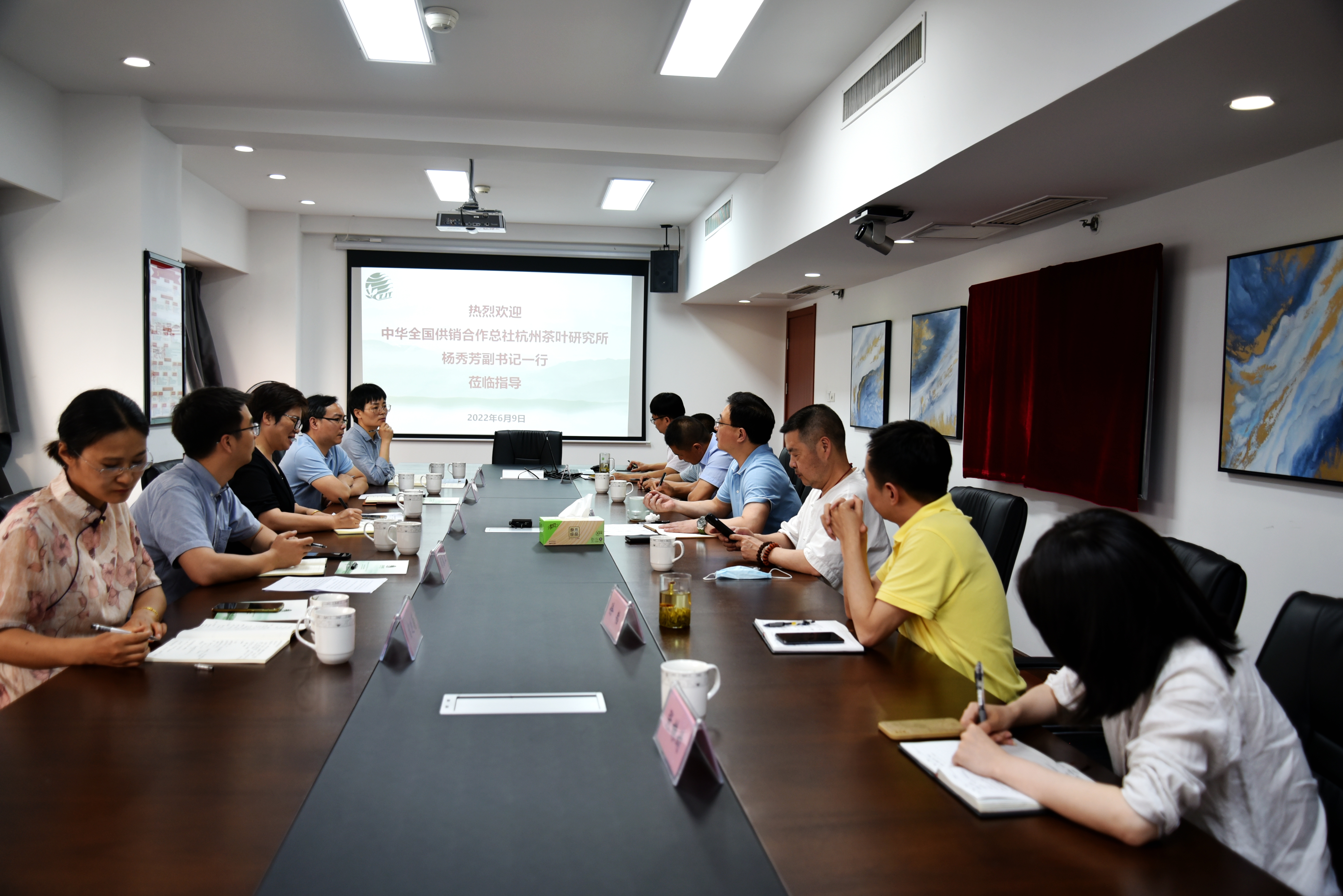中華全國供銷(xiāo)合作總社杭州茶葉研究所楊秀芳副書(shū)記一行蒞臨浙茶集團調研交流