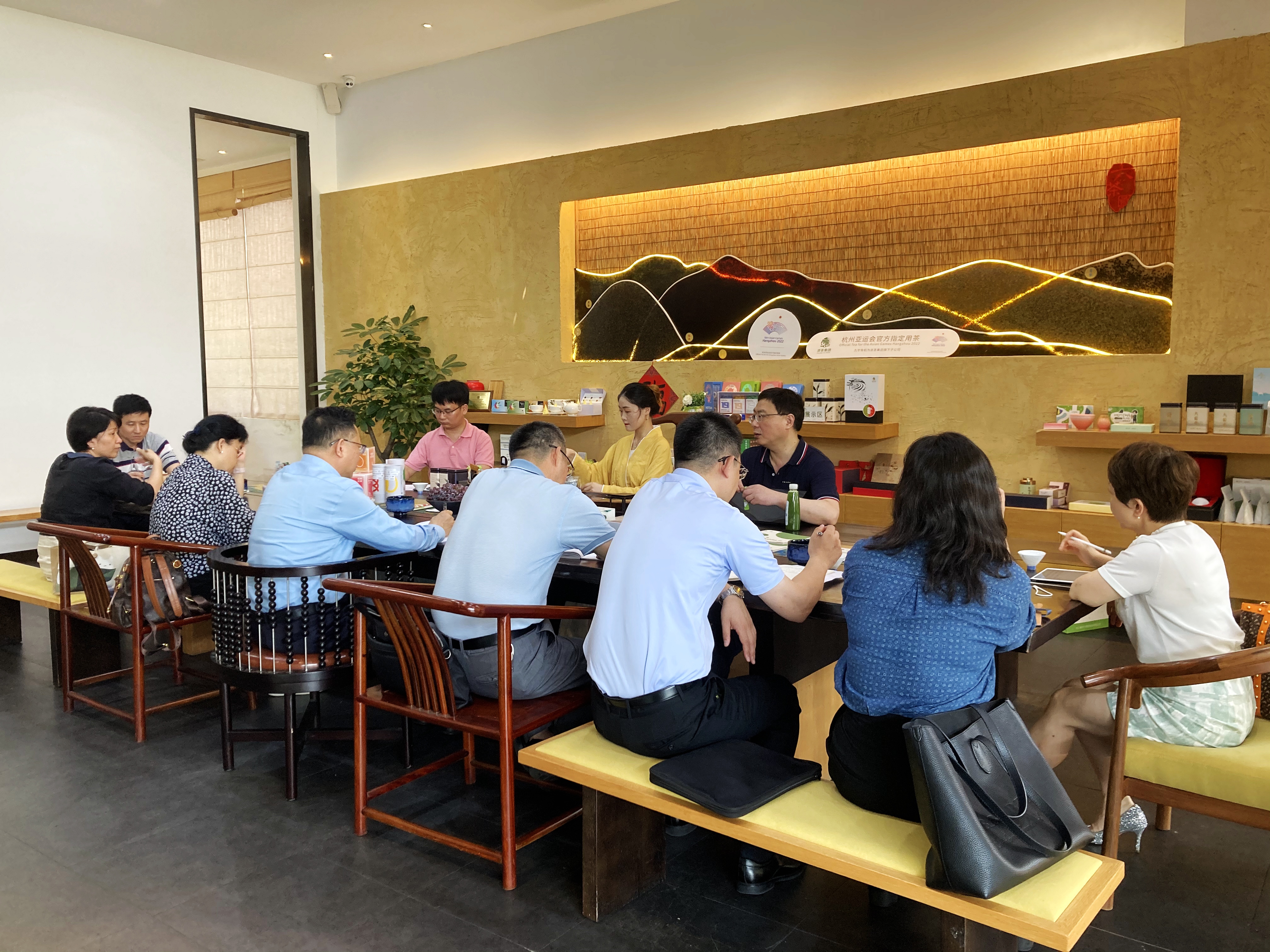 杭州市政協(xié)副主席郭清曄一行走訪(fǎng)調研浙茶集團駱駝九宇公司